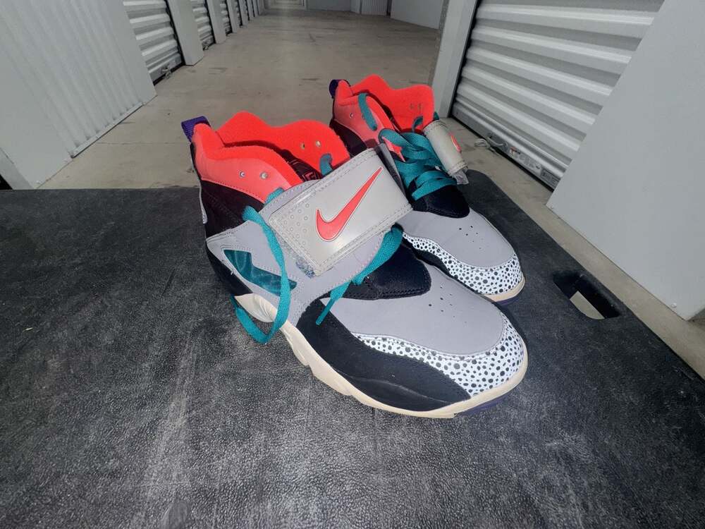 Nike Air Diamond Turf 2 Wolf Grey Crimson Sneakers